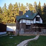 Продается дом 210 кв.м. на участке 15 соток, находится в сосновом лесу рядом с г. Краснознаменск (25 км от МКАД по Минскому шоссе)